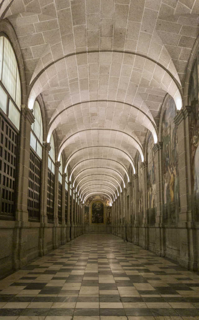 81 - Comunidad de Madrid - San Lorenzo del Escorial - Monasterio de San Lorenzo del Escorial - galeria del claustro